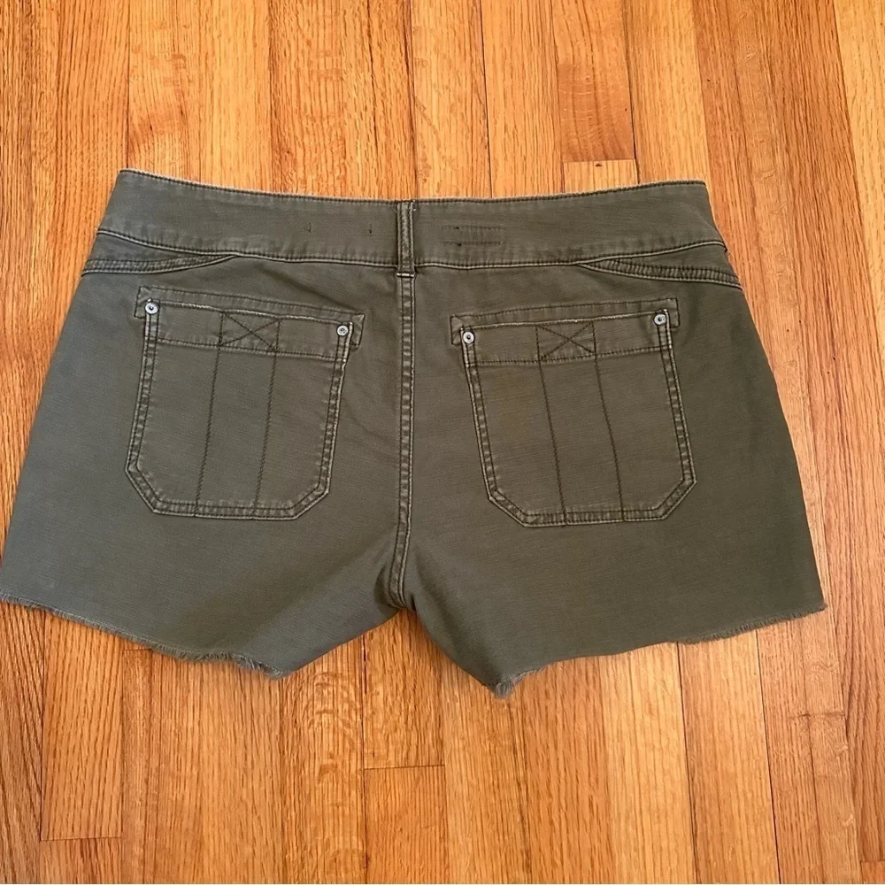 PILCRO‎ The Wanderer Low Rise Shorts 32 Army Green Cut Off Hem (z) - Picture 2 of 13